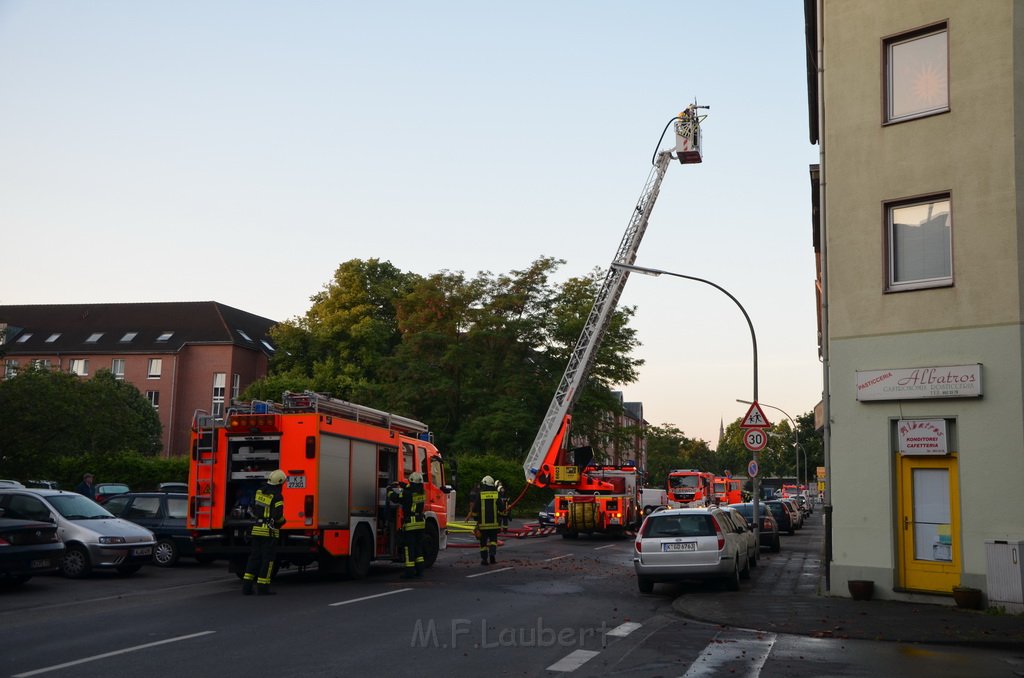 Feuer 3 Dachstuhl Koeln Buchforst Kalk Muelheimerstr P165.JPG